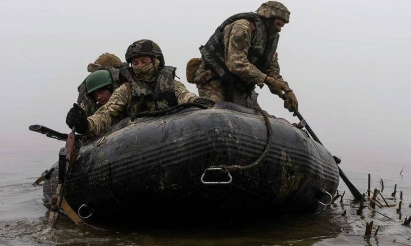 Lực lượng Ukraine đã có mặt trên quần đảo và bờ nam sông Dnieper trong vài tháng qua. Bờ bắc sông nơi quân Ukraine kiểm soát có địa hình cao, bờ nam do Nga kiểm soát địa hình thấp; do vậy việc quân Ukraine đổ bộ chiếm lĩnh bờ sông là điều vô cùng bất lợi cho quân Nga.