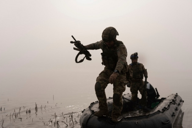 Hiện các hành động vượt sông đưa quân và tiếp tế vũ khí sang bờ nam, đưa thương binh về bờ bắc của Ukraine đều bằng thuyền máy. Trong khi đó, hỏa lực pháo binh và không quân của Nga bắn liên hồi, gây thương vong lớn cho lực lượng đổ bộ cả hai bên đầu bến vượt của Ukraine.