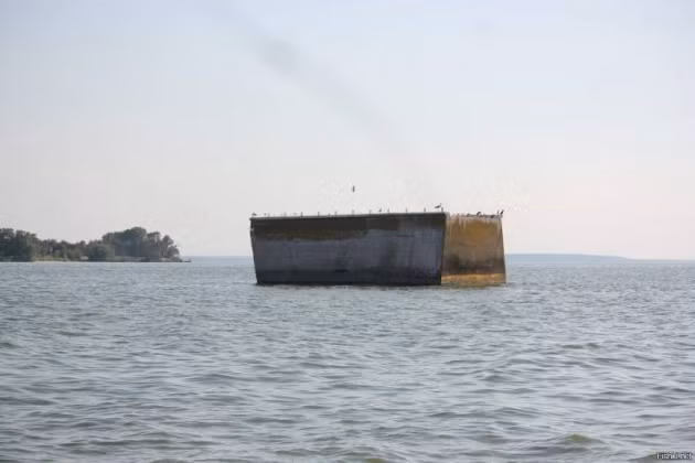 Trong khi đó, một lính Nga thuộc trung đội UAV của biệt đội Khoper, Tập đoàn quân Dnepr cung cấp thông tin cho hãng tin Nga RIA Novosti về vụ đánh chìm một sà lan bọc thép của Ukraine trên sông Dnieper. Các hành động được thực hiện bởi các binh sĩ của lữ đoàn Don. 