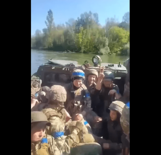 Theo nguồn tin từ những người lính Nga, vụ việc xảy ra gần làng Pokrovsky. Tàu kéo Ukraine sử dụng sà lan bọc thép làm lá chắn, có thể nhằm mục đích kiểm tra vị trí bắn hoặc thực hiện hành động khiêu khích. Kết quả là sà lan bị đánh chìm, đại diện trung đội UAV cho biết.