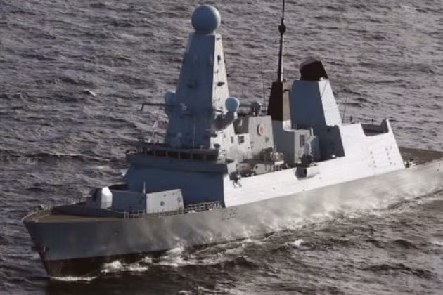 Còn tàu khu trục tên lửa của Hải quân Hoàng gia Anh “HMS Defender” xâm phạm lãnh hải Nga vào tháng 6 năm ngoái và suýt bị Không quân Nga đánh chìm; sau đó người ta biết rằng, con tàu không còn phù hợp không chỉ để hoàn thành các nhiệm vụ chiến đấu, mà còn không thể thực hiện những chuyến đi xa.