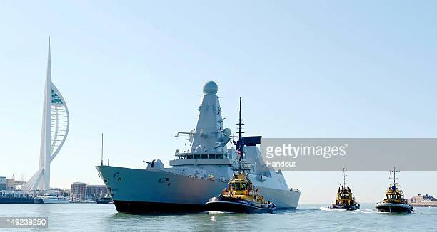 Vào Thứ Hai tuần trước, tàu khu trục HMS Dragon được phát hiện tiến vào cảng Portsmouth, cùng với tàu HMS Defender, HMS Diamond và HMS Duncan. HMS Dauntless và HMS Daring được neo đậu tại cảng Birkenhead vì những lý do tương tự.