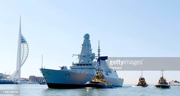 Vào Thứ Hai tuần trước, tàu khu trục HMS Dragon được phát hiện tiến vào cảng Portsmouth, cùng với tàu HMS Defender, HMS Diamond và HMS Duncan. HMS Dauntless và HMS Daring được neo đậu tại cảng Birkenhead vì những lý do tương tự.