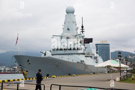 Hiện có tất cả sáu tàu khu trục lớp Type 45 hiện đại của Hải quân Hoàng gia Anh hiện đang cập cảng vào thời điểm căng thẳng gia tăng với Nga. Các tàu khu trục mang tên lửa dẫn đường của Hải quân Anh, đều đang gặp vấn đề về động cơ và được sửa chữa lại.