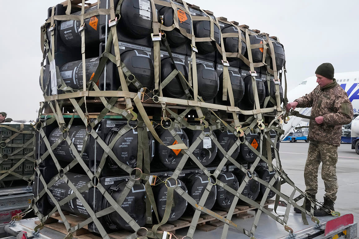 Trong chương trình viện trợ phức tạp liên quan đến cuộc xung đột ở Ukraine, Chính phủ Mỹ phải đối mặt với nhiều thách thức trong việc lựa chọn vũ khí, trang bị. Tuy nhiên, khi nói đến hỗ trợ vũ khí, Mỹ dường như không ngần ngại cung cấp một lượng lớn viện trợ cho Ukraine, từ đạn nhỏ đến bom và tên lửa dẫn đường chính xác. 