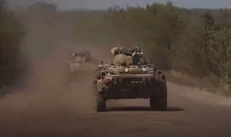 Tính đến thời điểm hiện tại, quân đội Nga ở mặt trận phía nam đã lên tới 100.000 quân trong 66 cụm chiến đấu; sẵn sàng đón đánh quân Ukraine phản công. Tuy nhiên việc tăng cường quân phòng thủ tại hướng Nam, thì buộc Nga phải rút bớt quân tại mặt trận phía Đông.