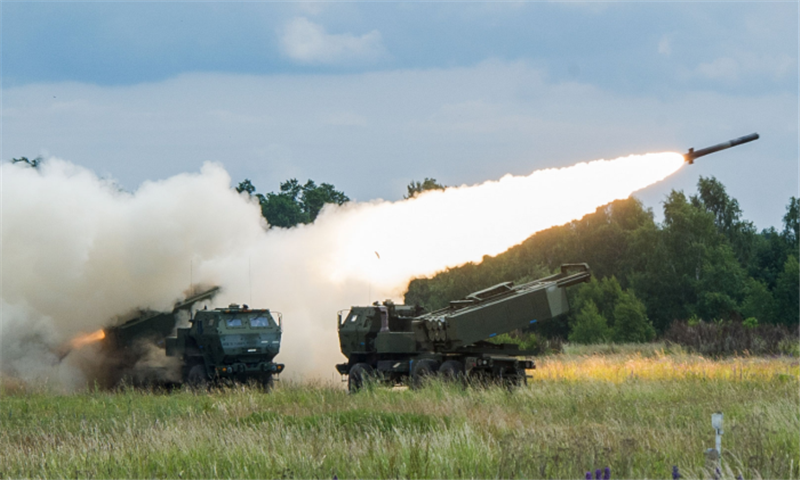 Đồng thời, Quân đội Ukraine dùng tên lửa HIMARS cắt đứt tất cả các cây cầu trên sông Dnepr, cô lập lực lượng chính của quân đội Nga 20.000 người ở Kherson; đồng thời tiến hành các hoạt động phá hoại và chiến tranh du kích trong khu vực Nga kiểm soát.