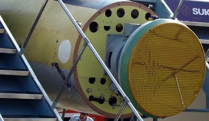 Cảm biến chính của Su-35 là radar Irbis-E tương đối nổi tiếng. Irbis-E sử dụng cả phương pháp quét điện tử và cơ học, với một mảng ăng ten thụ động theo từng giai đoạn, được gắn trên bộ dẫn động thủy lực hai trục.