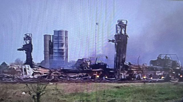 Tuy nhiên, S-400 không phải là vũ khí giống như các tướng lĩnh Nga kỳ vọng. Bất chấp những đặc điểm tuyệt vời của nó, cuộc chiến ở Ukraine cho thấy rằng, có thể nhiều tính năng trong số chúng chỉ nằm trên “giấy tờ". Kể từ khi bắt đầu cuộc chiến ở Ukraine, đã có một số thông tin về việc Ukraine phá hủy thành công các hệ thống phòng không S-400 của Nga. 