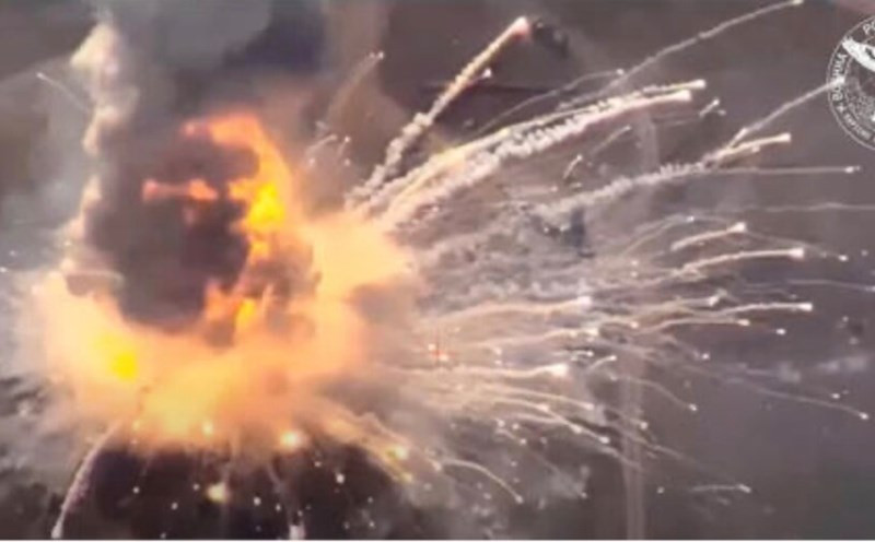 Việc Ukraine phá hủy các hệ thống phòng không S-400 của Nga đã có tác động đáng kể đến động lực của cuộc xung đột, làm suy yếu sự “bất khả chiến bại” của hệ thống phòng không Nga và thúc đẩy tinh thần của quân đội Ukraine và đồng minh NATO. Nó cũng nhấn mạnh sự phát triển đang diễn ra của chiến tranh hiện đại, nơi các vũ khí công nghệ cao có thể bị khắc chế bằng các chiến thuật và công nghệ sáng tạo. (Nguồn ảnh: IRNA, TASS, CNN, Al Jazeera).