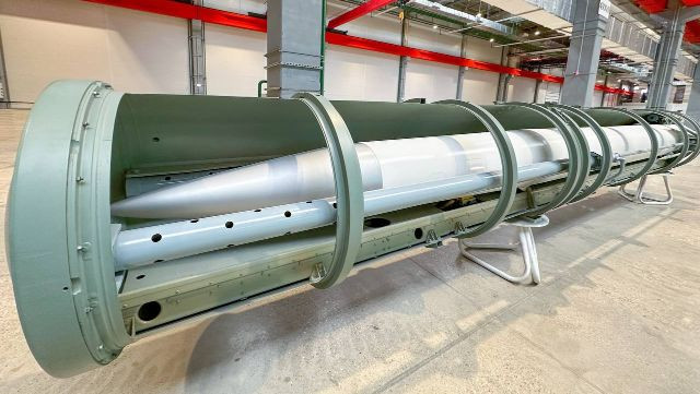 Công nghệ radar và cảm biến của hệ thống phòng không S-400 cũng tiên tiến hơn so với S-300. Hệ thống radar của S-400 có thể phát hiện và theo dõi mục tiêu ở khoảng cách xa hơn và với độ chính xác cao hơn. Khả năng phát hiện được cải thiện này nâng cao hiệu quả chung của hệ thống, cho phép nó phản ứng nhanh hơn và hiệu quả hơn với các mối đe dọa đang diễn ra.