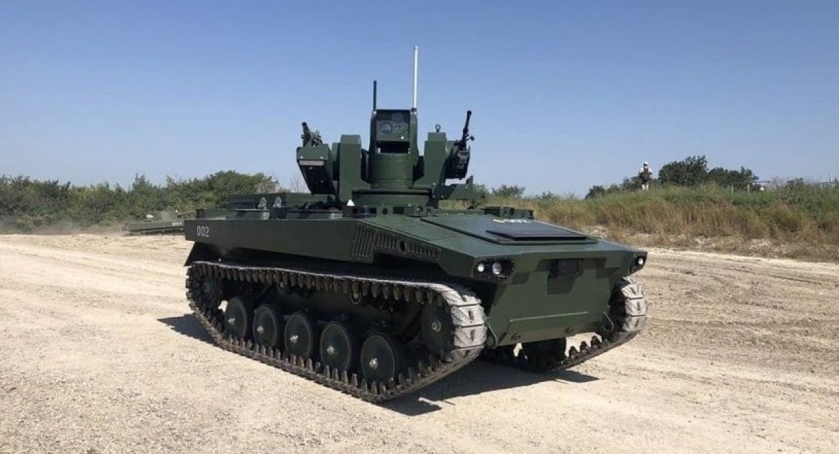 Tại sao “màn chào đón” xe tăng NATO của Quân đội Nga không phải là tăng T-14 Armata mà lại là những robot chiến đấu khiêm tốn, chưa một lần thực chiến? Câu trả lời là Quân đội Nga cũng không quá lo lắng với những chiếc xe tăng Leopard-2; hơn nữa, họ dường như rất coi trọng vai trò của robot chiến đấu và đã đưa loại vũ khí này vào thử nghiệm.