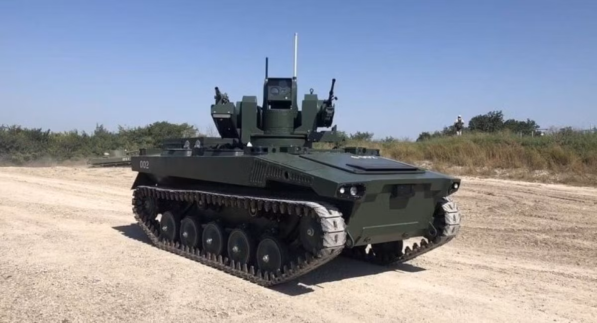 Tại sao “màn chào đón” xe tăng NATO của Quân đội Nga không phải là tăng T-14 Armata mà lại là những robot chiến đấu khiêm tốn, chưa một lần thực chiến? Câu trả lời là Quân đội Nga cũng không quá lo lắng với những chiếc xe tăng Leopard-2; hơn nữa, họ dường như rất coi trọng vai trò của robot chiến đấu và đã đưa loại vũ khí này vào thử nghiệm.
