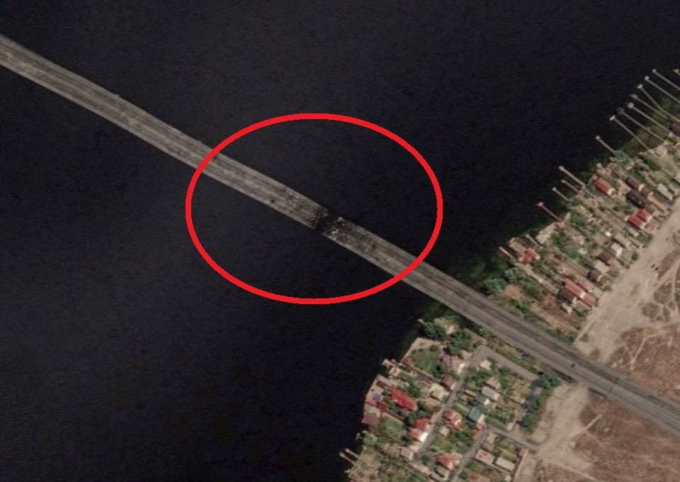 Kiev tuyên bố rằng, cây cầu này rất quan trọng với tuyến vận tải và bảo đảm hậu cần của Quân đội Nga tại thành phố Kherson. Kiev cho rằng, Quân đội Nga hiện phải đối mặt với hai lựa chọn: Rút lui hoặc bị Quân đội Ukraine tiêu diệt. 