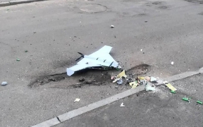 Còn UAV KUB-BLA của Nga giống UAV Suicide, cấu tạo tương đối thô sơ và không cơ động như Switchblade. Nếu các cánh của Switchblade, có thể được gấp lại, nhưng các cánh của KUB-BLA không thể gấp lại được.