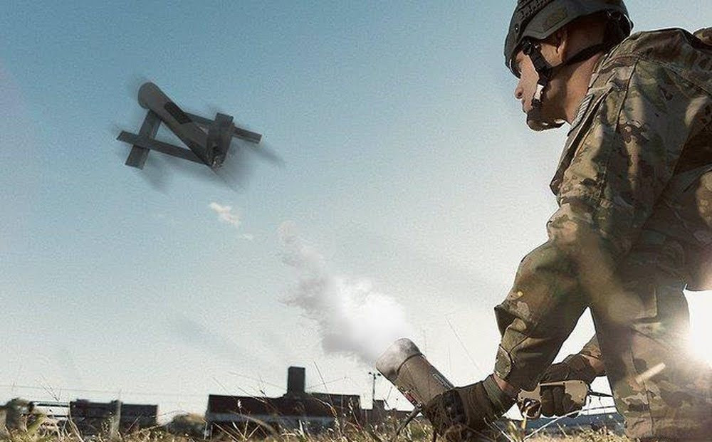 Trước khi cung cấp UAV Phoenix Ghost, Mỹ đã cung cấp cho Ukraine loạt UAV Switchblade. Vào ngày 16/3, Nhà Trắng thông báo, họ sẽ cung cấp cho Ukraine 100 UAV Switchblade từ kho của mình.