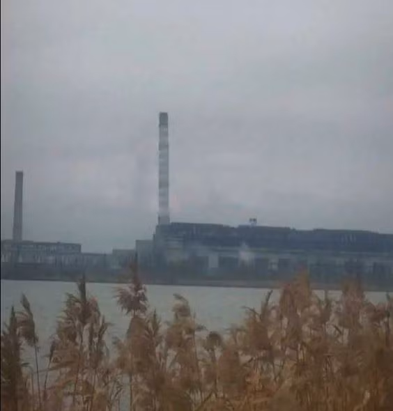 Còn ở “khúc giữa” của tuyến phòng thủ nam Donetsk, tâm điểm là thành phố Kurakhove và tuyến phòng thủ dọc sông Sukhi Yaly ở phía nam thành phố, đây mới là khu vực “quyết chiến điểm” ở chiến trường nam Donetsk. Hiện quân Nga đã chiếm một nửa thành phố Kurakhove, dồn quân Ukraine về phía tây thành phố và tạo thế bao vây cả ở sườn bắc và nam.