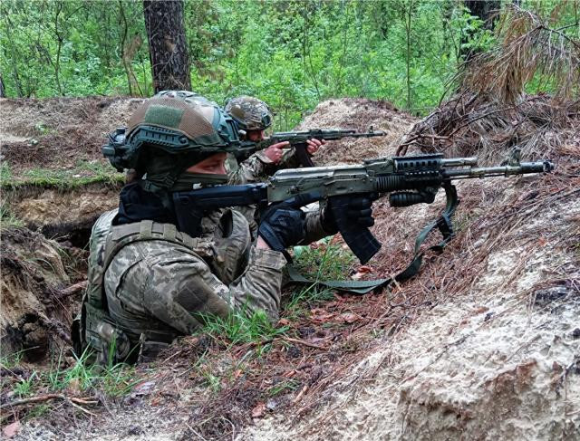 Tuy nhiên, như chúng ta đã biết, cuộc tấn công của Quân đội Ukraine vào Kursk diễn ra bất ngờ và Quân đội Nga không nghĩ tới việc quân Ukraine tấn công, nên lực lượng phòng thủ biên giới phần lớn là lính biên phòng, lính nghĩa vụ và quân địa phương, hiệu quả chiến đấu của họ rất thấp.