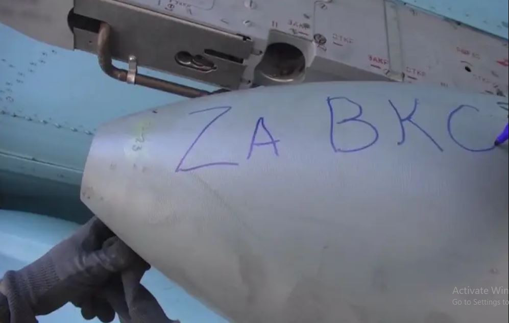 Hiện Lực lượng Không quân chiến thuật Nga tiếp tục ném bom các mục tiêu vào tỉnh Sumy. Các blogger quân sự Ukraine viết rằng, tổn thất của Quân đội Ukraine ở phía bắc vùng Sumy có thể còn lớn hơn ở vùng Kursk của Nga, chủ yếu do bom lượn và tên lửa đạn đạo. (Nguồn ảnh: Topwar, CNN, Forbes).