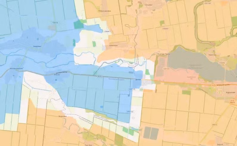 Tàn quân của 5 lữ đoàn Ukraine, theo thông báo trực tiếp từ mặt trận phía tây Kurakhove, đang bị “mắc kẹt” trong tam giác Ulakly - Konstantinople - Andreevka. Những khu định cư này, nằm ở bờ đối diện của sông Volchya, và việc xây dựng tuyến phòng thủ ở khu vực này, là điều khá khó khăn đối với Ukraine.