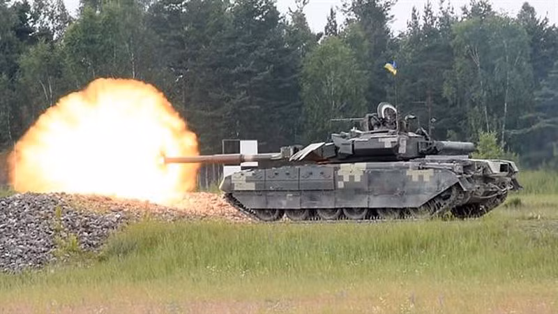 Xe tăng Ukraine sử dụng đạn BM42 Mango lỗi thời từ thời Liên Xô với khả năng xuyên giáp chỉ 450mm ở cự ly 2.000m. Những viên đạn này hoàn toàn không có khả năng xuyên thủng giáp trước của xe tăng Nga. Nhất là khi, T-14 còn được bọc thép cực kỳ dày đặc.