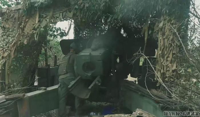 Pháo AK-130 được sử dụng rộng rãi làm pháo hải quân trên các tàu chiến cỡ lớn thời Xô Viết. Tuy nhiên, các tàu chiến cỡ lớn trong Hải quân Nga hiện nay khá hiếm, nên các nòng pháo hải quân AK-130 và đạn pháo trong kho đã không còn được sử dụng. Điều này gợi ý cho Quân đội Nga vốn đang rất cần vũ khí hỗ trợ tầm xa, nhìn thấy cơ hội và đưa “hải pháo” xuống làm pháo mặt đất. 