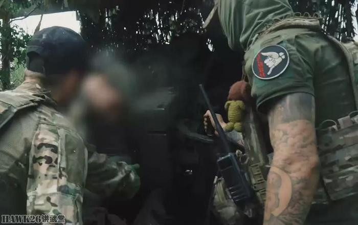 Điều đáng chú ý là pháo M-46 sử dụng khóa nòng then ngang và loại đạn nạp rời (đầu đạn và ống thuốc phóng nạp riêng). Nhưng trong video này, người xem có thể thấy cấu trúc khóa nòng hoàn toàn khác với cấu trúc của pháo M-46. Qua so sánh, có thể biết đây chính là đặc điểm của hải pháo AK-130. 