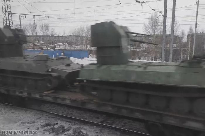 Đây không phải là lần đầu tiên Quân đội Nga sử dụng pháo hải quân làm vũ khí trên bộ. Trước đó, có thông tin cho rằng Quân đội Nga đã lắp đặt pháo hải quân tự động 25 mm 2M-3M nòng đôi trên xe vận tải bọc thép bánh xích MT-LB. Lý do cũng giống như AK-130 lần này, là nhằm tận dụng tối đa kho vũ khí, đạn dược hiện có để bổ sung cho nhu cầu chiến đấu ở tiền tuyến. (Nguồn ảnh: Sina, Sputnik, Wikipedia).