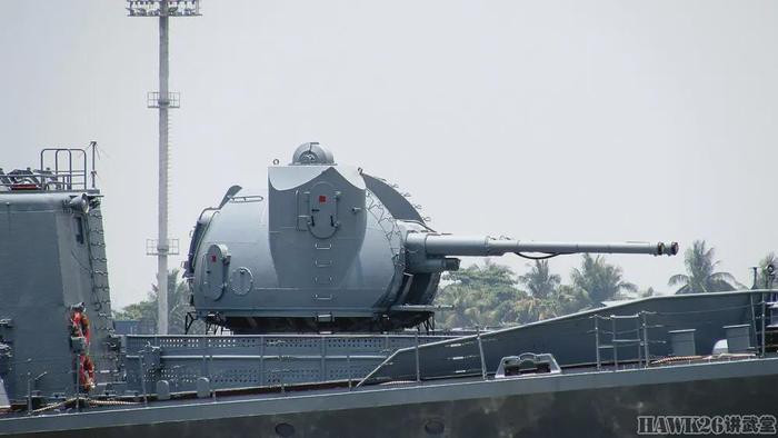 AK-130 có tốc độ bắn chiến đấu lên tới 90 phát/phút và có thể bắn trúng các mục tiêu di chuyển nhanh, nên có thể sử dụng để phòng không và tác chiến trên mặt nước (tầm bắn chống lại mục tiêu trên mặt nước là 23 km). AK-130 là loại pháo hải quân mạnh nhất đang được sử dụng và là một trong số ít pháo hải quân hai nòng hiện đại. 