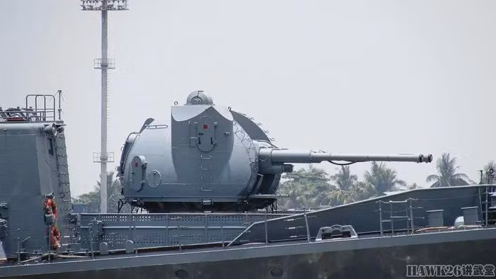 AK-130 có tốc độ bắn chiến đấu lên tới 90 phát/phút và có thể bắn trúng các mục tiêu di chuyển nhanh, nên có thể sử dụng để phòng không và tác chiến trên mặt nước (tầm bắn chống lại mục tiêu trên mặt nước là 23 km). AK-130 là loại pháo hải quân mạnh nhất đang được sử dụng và là một trong số ít pháo hải quân hai nòng hiện đại. 