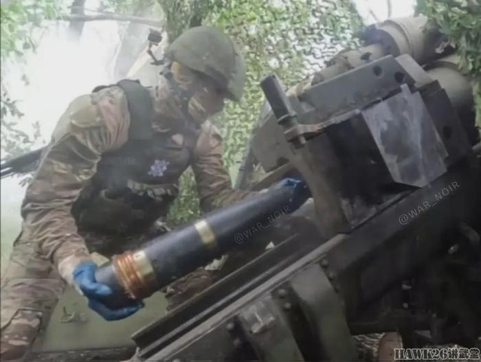 Là pháo xe kéo, để đáp ứng nhu cầu nạp đạn thủ công, nên pháo M-46 sử dụng loại đạn nạp rời, để giảm gánh nặng cho pháo thủ. Nhưng để đáp ứng yêu cầu chiến đấu lúc này, pháo thủ của loại pháo lai này phải làm việc vất vả hơn trong nạp đạn.