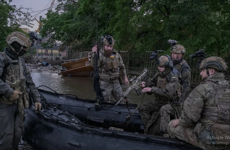 Trong khi Quân đội Nga có cơ cấu chỉ huy tập trung cứng nhắc, thì người Mỹ đã dạy người Ukraine trao quyền cho các sĩ quan đưa ra quyết định nhanh chóng trên chiến trường và triển khai chiến thuật hiệp đồng giữa các lực lượng bộ binh, thiết giáp và pháo binh.