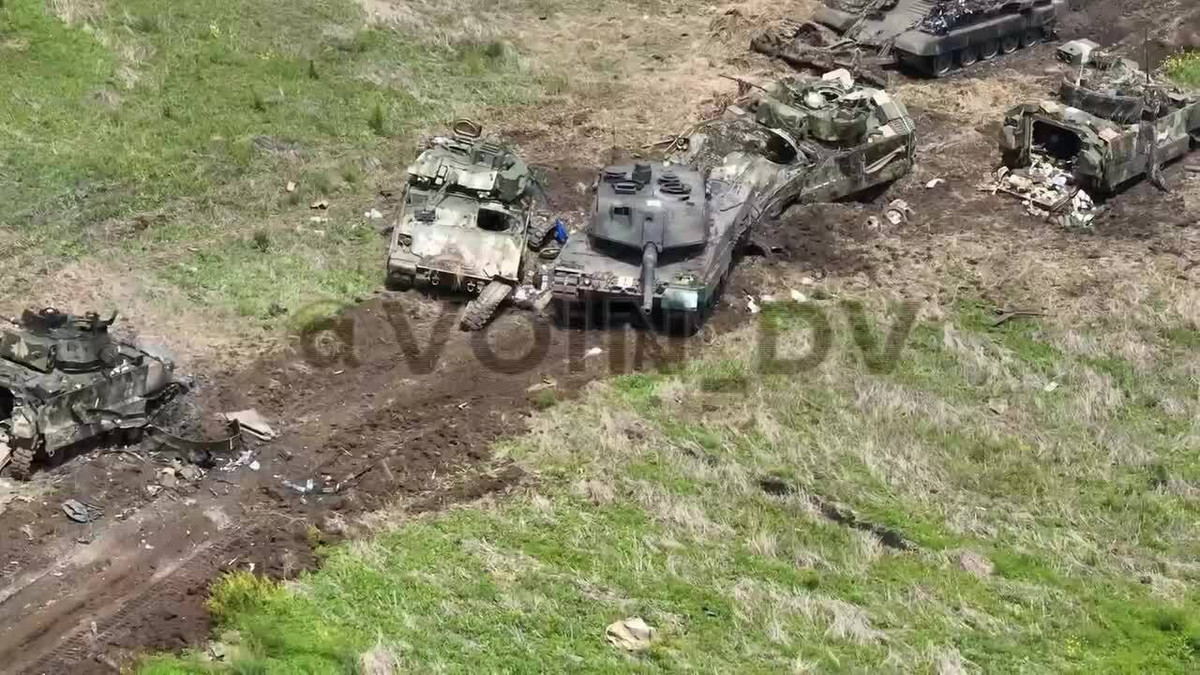 Khi bị mặc kẹt trong bãi mìn khổng lồ của Nga, quân Ukraine “tiến thoái lưỡng nan”; lúc này hỏa lực liên tục từ pháo binh và trực thăng của Nga, đã băm nát đội hình tấn công Ukraine, khiến các đơn vị bị mất phương hướng.