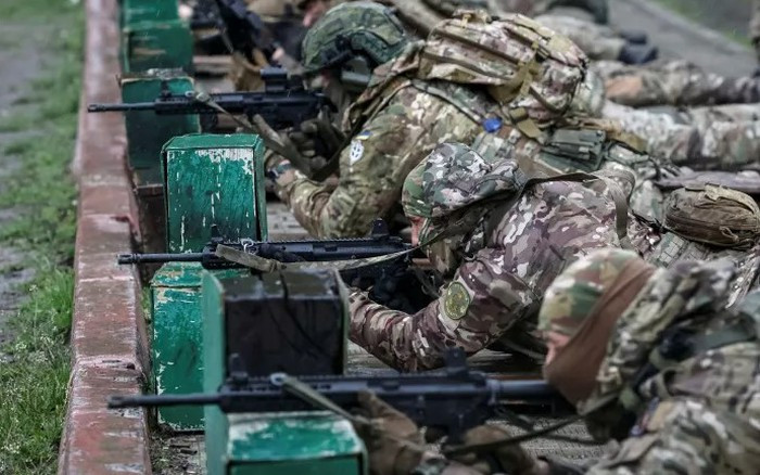 Tờ Le Monde của Pháp ngày 27/9 đưa tin, sau khi phỏng vấn binh sĩ Ukraine, họ cho biết, việc huấn luyện của các cố vấn quân sự NATO không mang lại nhiều lợi ích cho Quân đội Ukraine; mặc dù trước đó họ mong đợi rất nhiều. Hầu hết những người lính tham gia khóa huấn luyện đều thất vọng.