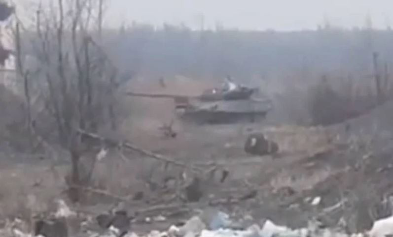 Trong khi hai chiếc T-72 đang thực hành hỏa lực, thì hai chiếc tăng khác che chắn cho chúng khỏi bị tên lửa có điều khiển của quân Ukraine tấn công. Tại đây cũng có một con mương cạn, nơi mà quân Ukraine có thể ẩn nấp để tấn công nhóm xe tăng Nga, bằng súng phóng lựu chống tăng. 