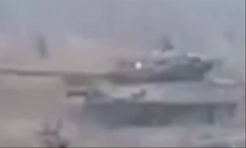 Trong một đoạn video trên mạng, cho thấy việc phối hợp nhuần nhuyễn giữa xe tăng và bộ binh của Nga tiến đánh khu công nghiệp Avdeevka từ phía bắc. Đầu tiên, hai chiếc T-72 lao tới vị trí của đối phương với tốc độ nhanh và thực hành hỏa lực liên tục, ngay sau đó lập tức lùi về.