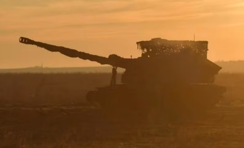 Hiện ở Avdeevka, pháo binh Ukraine hầu như im lặng trong những ngày gần đây, nên khả năng một quả đạn pháo 155 mm được bắn tới gần bằng 0; điều này tạo điều kiện cho các được vị xung kích của Nga tấn công các vị trí phòng ngự của quân Ukraine, bằng các phương tiện bọc thép.