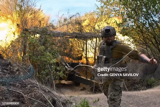 Theo các phóng viên chiến trường, tất cả các con đường đến Avdiivka và xung quanh thành phố đều là nghĩa trang của những vũ khí của cả hai bên bị phá hủy. Một blogger có tên holodniyyar thuộc Lữ đoàn 93 của Ukraine đã công bố đoạn phim quay cảnh khói bốc lên ở Avdeevka với nhận xét ngắn gọn: “Người Nga đang tấn công Avdeevka bằng bom phá và đây là một Bakhmut tái sinh".