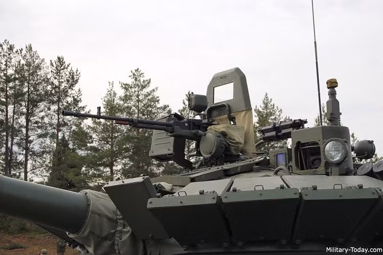 Về khả năng bảo vệ, T-80BVM vượt trội hơn đáng kể so với phiên bản tiền nhiệm. Nó được trang bị các tấm giáp phản ứng nổ Relikt, giúp tăng cường khả năng bảo vệ chống lại các loại đầu đạn nổ lõm của tên lửa chống tăng. Vị trí nghiêng của lớp giáp trên thân xe và tháp pháo cũng làm tăng hiệu quả bảo vệ. 