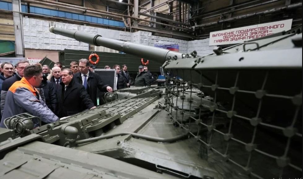 Nhà phân tích quân sự Mỹ Patricia Marins viết rằng, ngành công nghiệp xe tăng Nga đang tăng nhanh sản lượng xe tăng chiến đấu chủ lực T-80BVM. Chúng được sản xuất tại nhà máy Omsk, nơi đã được ông Dmitry Medvedev, Phó Thư ký Hội đồng An ninh quốc gia Nga đến thăm vào tháng 2. Chính ông là người đặt ra mục tiêu chiến lược là tăng số lượng sản xuất xe tăng lên 1.000 chiếc/năm. 