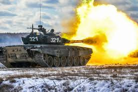 Trên chiến trường Ukraine, cảnh tượng "cơn lũ thép" dường như lại tái diễn. Việc tập hợp 300 xe tăng của Sư đoàn xe tăng Cận vệ số 4 Kantemirovskaya của quân đội Nga (RFAF), đã khiến chiến trường trung tâm Nga-Ukraine càng trở nên ác liệt hơn. Mặt trận dài 150 km ở Donbass, đang ngập tràn khói súng từ các cuộc giao tranh.