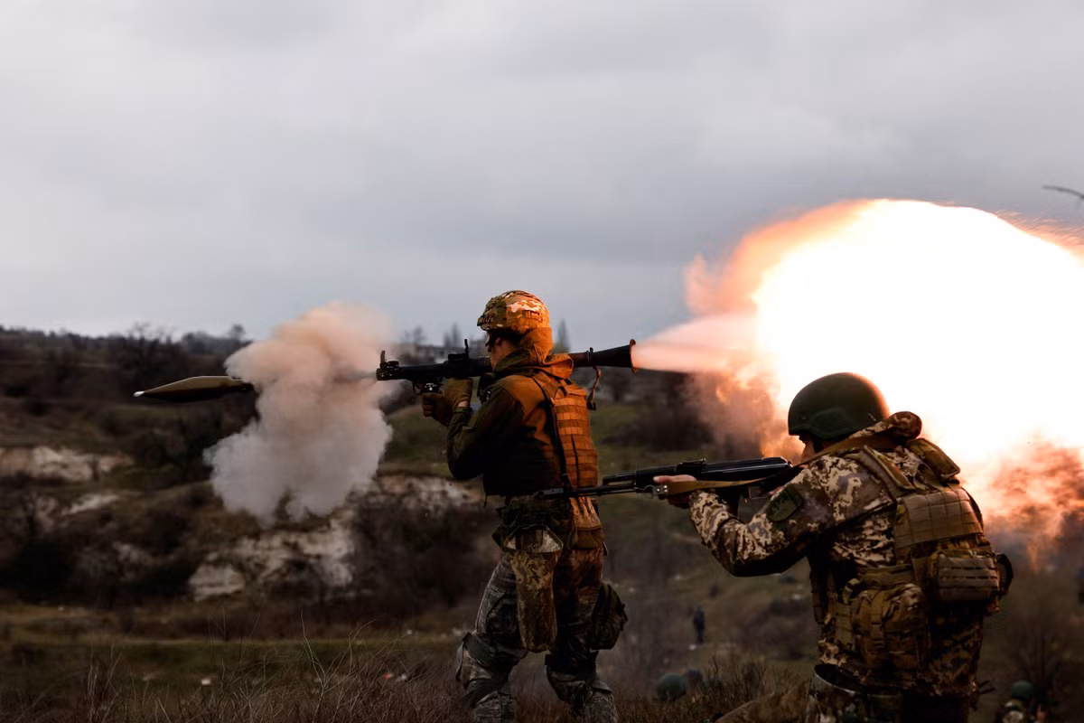 Quân đội Ukraine, với sự hỗ trợ của các nước phương Tây, đã cố gắng duy trì tuyến phòng thủ ở miền Đông Ukraine và thậm chí tìm kiếm cơ hội phản công. Tuy nhiên, khi đối mặt với lực lượng tinh nhuệ như Sư đoàn xe tăng Cận vệ số 4 RFAF, AFU đang phải chịu áp lực rất lớn.