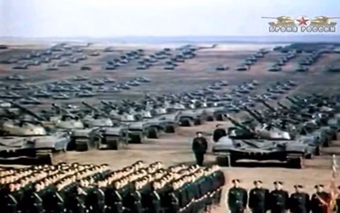 Trong cuộc tập trận này, quân đội Liên Xô đã huy động hơn mười quân đoàn binh chủng hợp thành và sư đoàn xe tăng, tổng lực lượng hơn 500.000 quân. Với sự phối hợp của không quân chiến thuật, không quân chiến lược và lực lượng phòng không quốc gia, tiến hành một cuộc tập trận chiến thuật tấn công kết hợp thiết giáp quy mô lớn.