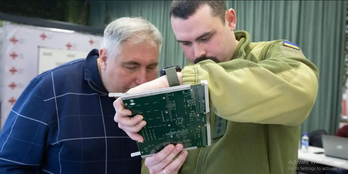 Để lách luật trừng phạt của phương Tây, Nga đã thành lập nhiều công ty vỏ bọc ở Mỹ, châu Âu và Trung Đông, mua các sản phẩm dân sự từ các kênh này rồi sử dụng chúng trong lĩnh vực quân sự. Loại hành vi kinh doanh này là hợp pháp, cho dù Mỹ và phương Tây có biết cũng khó có thể ngăn cản.