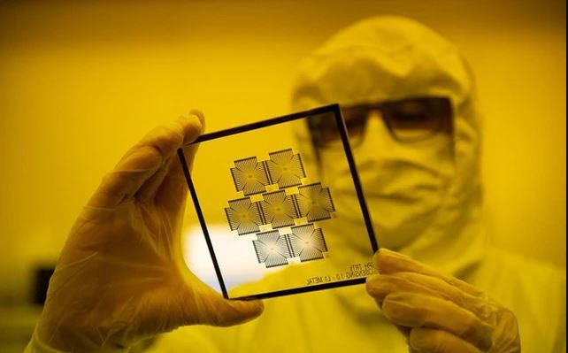 Ngoài ra, Nga cũng đã triển khai hợp tác quân sự với Ấn Độ và các nước khác để phát triển vũ khí có độ chính xác cao, cho phép nước này liên tục có đủ nguồn cung tên lửa. Vì vậy, các biện pháp trừng phạt mà Mỹ và phương Tây tự hào đều không có sức mạnh như vậy. Ảnh: c.m.163.com; Reuters, CNN, Sputnik). 