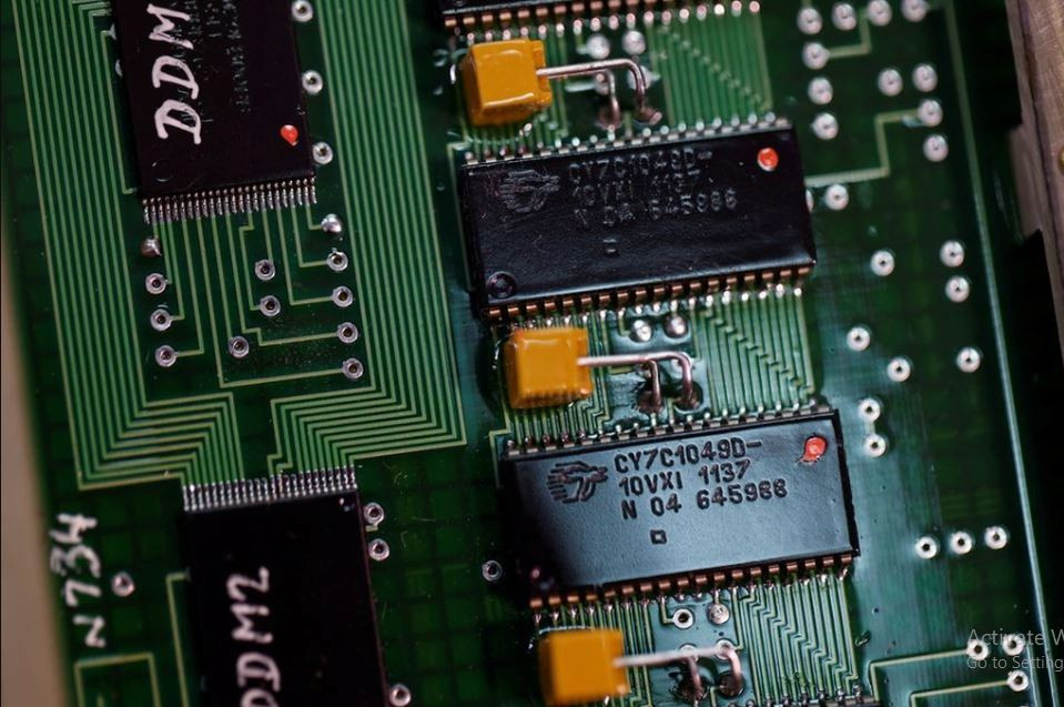 Các chuyên gia NATO khi mổ xẻ vũ khí Nga cũng phát hiện thấy nhiều linh kiện điện tử của những vũ khí này được sản xuất ở nước ngoài; chủ yếu đến từ Mỹ, Đức, Nhật Bản và các nước phương Tây khác.