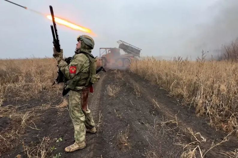 Ở mặt trận Kharkov, giao tranh tiếp tục ở Volchansk và Liptsy; mặt trận không có gì thay đổi, nhưng giao tranh đang diễn ra ác liệt. Các đơn vị của Cụm quân phía Tây của Nga chiếm giữ các vị trí thuận lợi hơn, đánh bại đội hình của 8 lữ đoàn Ukraine, đẩy lùi sáu đợt phản công. 