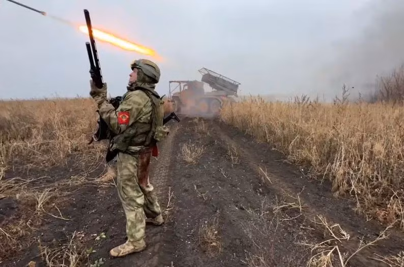 Ở mặt trận Kharkov, giao tranh tiếp tục ở Volchansk và Liptsy; mặt trận không có gì thay đổi, nhưng giao tranh đang diễn ra ác liệt. Các đơn vị của Cụm quân phía Tây của Nga chiếm giữ các vị trí thuận lợi hơn, đánh bại đội hình của 8 lữ đoàn Ukraine, đẩy lùi sáu đợt phản công. 