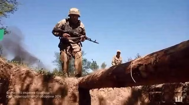 Trong những tháng gần đây, Lữ đoàn bộ binh cơ giới số 22 của Ukraine đang chiến đấu ở Chasov Yar; tại sao lại bất ngờ xuất hiện ở khu vực biên giới Kursk? Ngay sau đó, trinh sát biên giới Nga cũng phát hiện xe tăng hạng nặng của phương Tây, thuộc Lữ đoàn xung kích đường không số 82 của Ukraine xuất hiện. Lữ đoàn này lẽ ra phản công ở Volchansk, Kharkov, nhưng tại sao lại bất ngờ xuất hiện ở khu vực biên giới Kursk? 