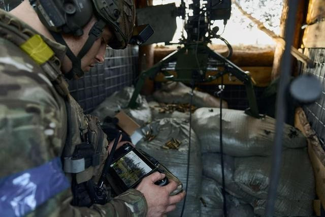 Trước khi chiến dịch Kursk nổ ra, một người lính Nga phát hiện có điều gì đó không ổn. Trên thực tế, đội trinh sát biên giới Nga cũng phát hiện được một số manh mối. Bởi vì, vào giữa tháng 7, họ phát hiện ra rằng các UAV của Tiểu đoàn UAV, thuộc Lữ đoàn bộ binh cơ giới số 22 của Quân đội Ukraine đang bay ở khu vực biên giới.